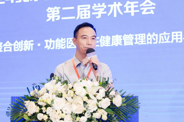 王小林上臺分享。重慶松山醫院供圖