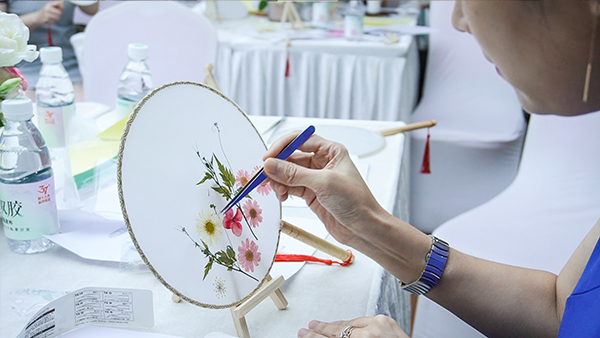 手工環節。重慶軍美醫療美容醫院供圖