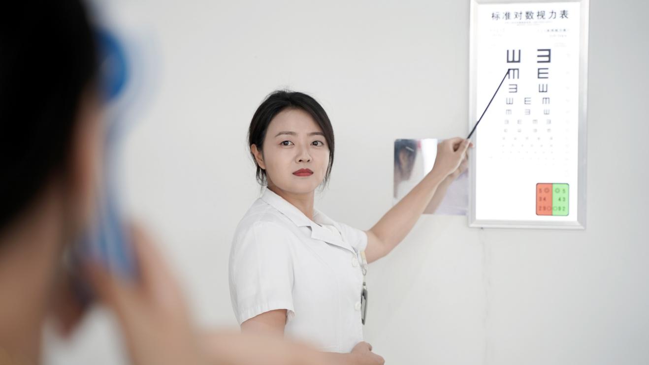 視力檢查。重慶華廈眼科醫院供圖