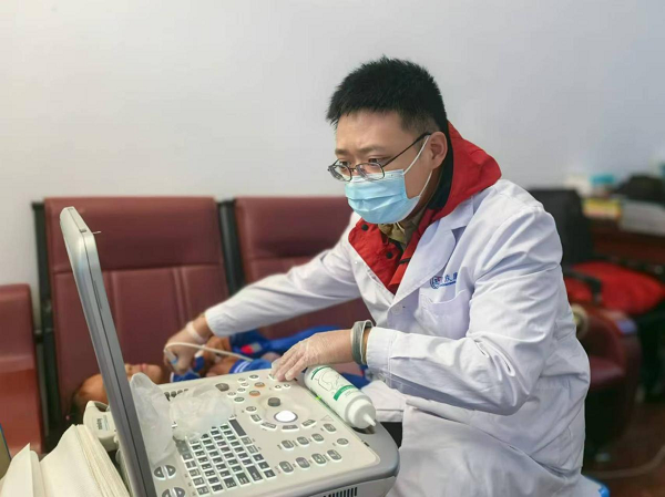 醫生正在進行檢查。重慶康心醫院供圖