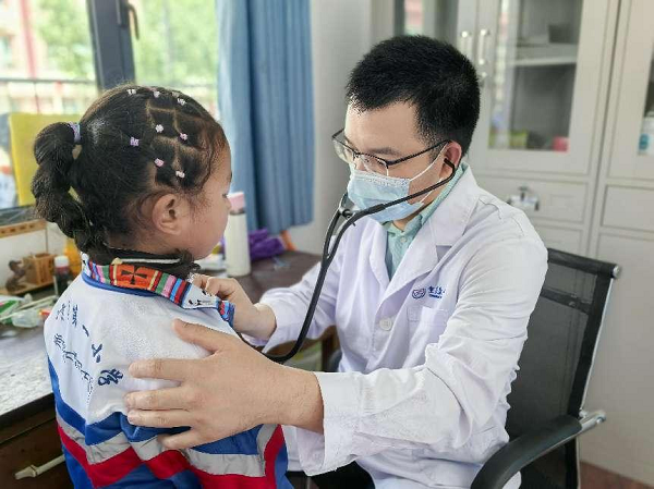 醫生正在為孩子做檢查。重慶康心醫院供圖