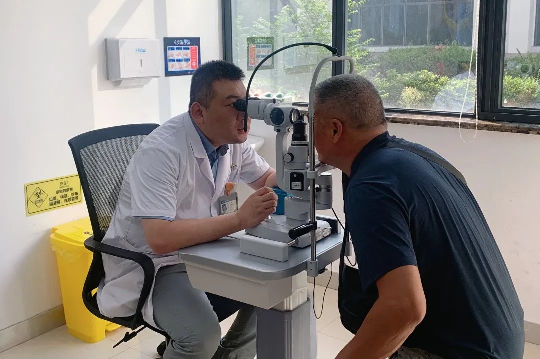 蘇奇為患者檢查眼部情況。重慶華廈眼科醫院供圖