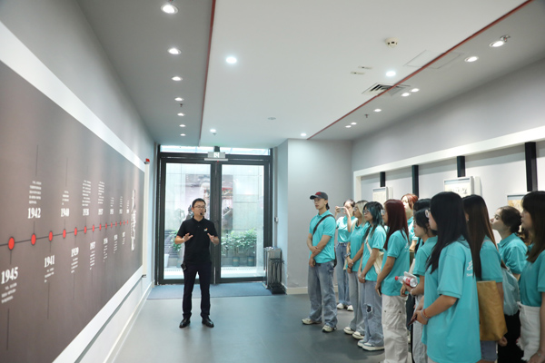 參觀“范長江與重慶”展覽館。重慶工商大學供圖