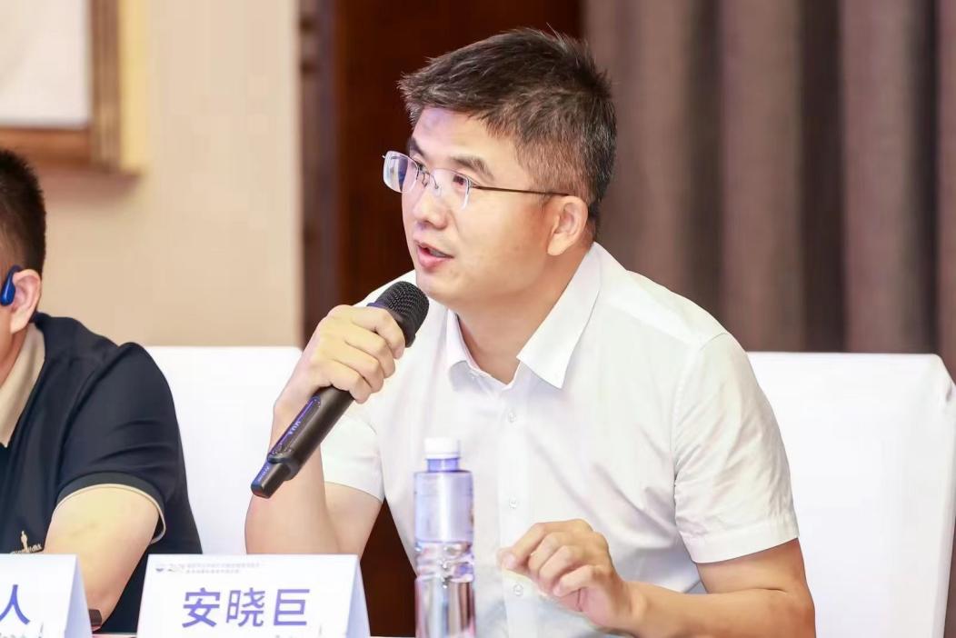 安曉巨在會議中發言。重慶華廈眼科醫院供圖