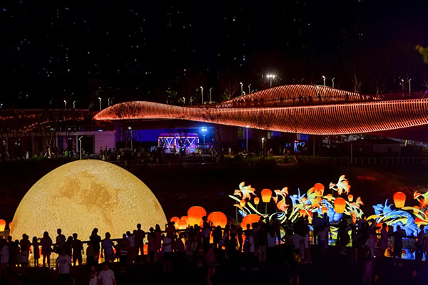 龍塘湖公園內，一輪湖中的“月亮”裝置，搭配中秋主題彩燈，吸引了眾多市民駐足觀賞。重慶龍湖供圖