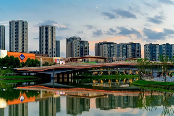 傍晚，在禮嘉天街北岸湖邊漫步，感受美好生活“松弛感”。重慶龍湖供圖