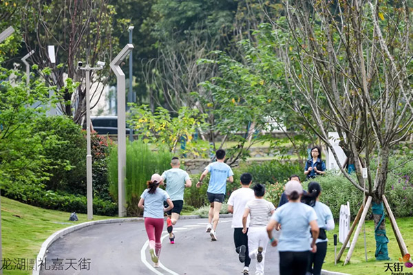市民參加由龍民社群舉辦的“湖濱MINI跑”活動。重慶龍湖供圖