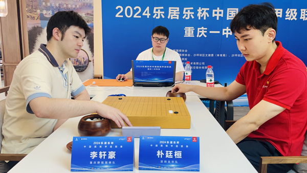 李軒豪對弈樸廷桓。實習生梁雨馨攝