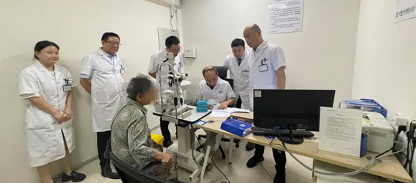 巡診活動現場。重慶愛爾眼科醫院總院供圖