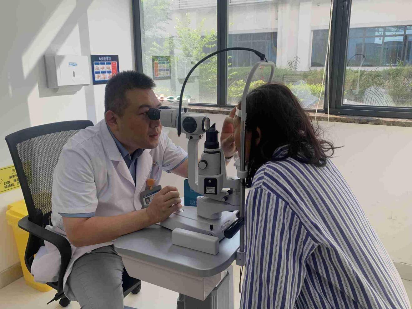 蘇奇為患者檢查眼部情況。重慶華廈眼科醫院供圖