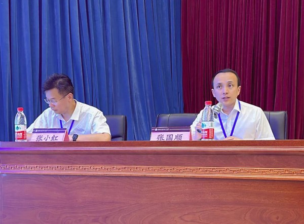 張國順擔任主持嘉賓。重慶圣佑肛腸醫院供圖