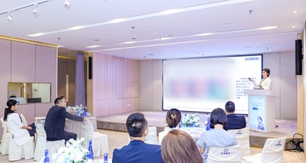 戴霞分享學術研究報告。重慶華美整形外科醫院供圖