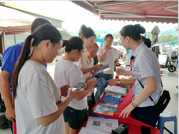 為商戶及群眾送上金融知識。交通銀行重慶市分行供圖