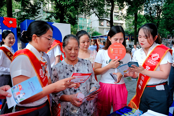 走進社區為群眾發放宣傳資料、講解金融知識。浙商銀行重慶分行供圖