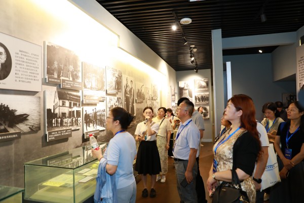 與會嘉賓參觀重慶建川博物館。九龍坡區社區教育學院供圖