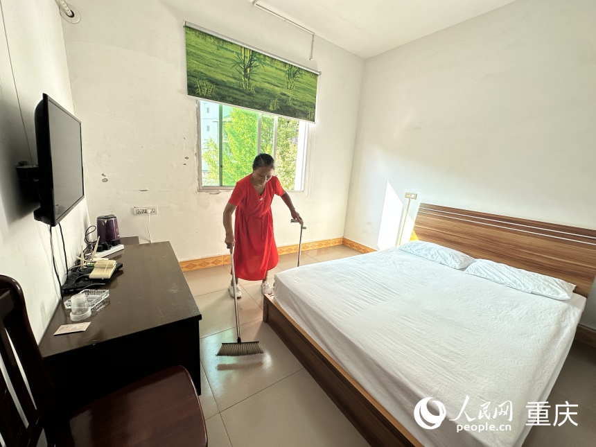 曾慶美在客房打掃衛生。人民網記者 劉政寧攝