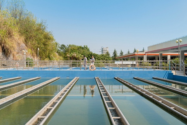 重慶水投集團大學城水廠工作人員在進行巡檢。重慶水投集團供圖