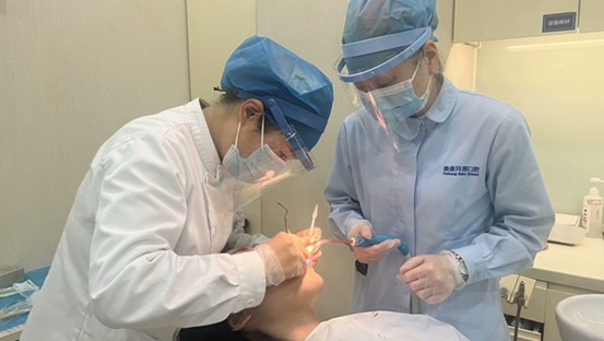 隋慶娜診間治療圖。泰康拜博口腔供圖
