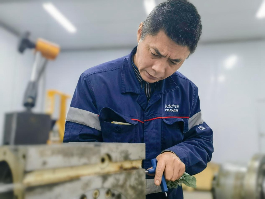 ，陳文勇帶領團隊成功打破了電主軸委外維修的技術壁壘。長安汽車供圖
