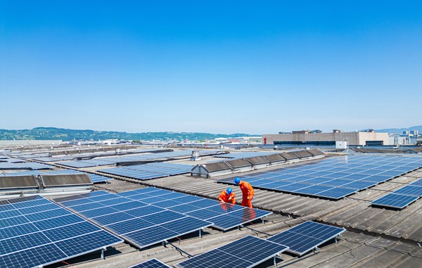 助力供區最大屋頂光伏項目投運。國網重慶永川供電公司供圖