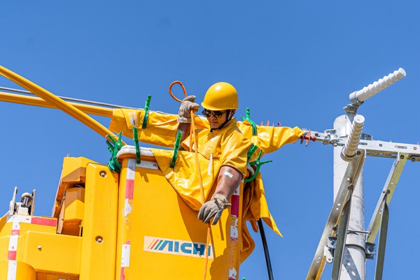 開展不停電作業。國網重慶永川供電公司供圖