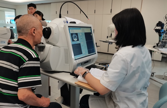 醫生為患者檢查眼部情況。重慶南坪愛爾眼科醫院供圖