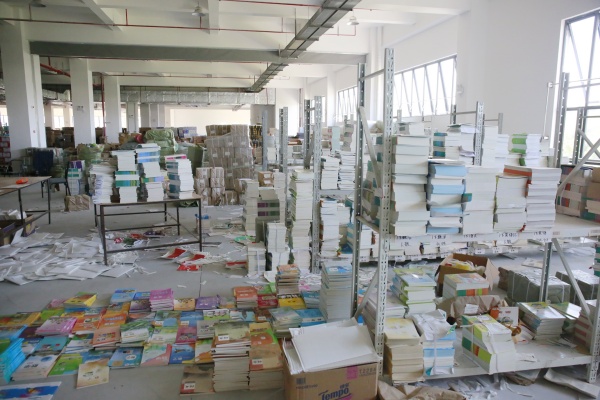 警方查扣的盜版書籍。重慶市公安局打假總隊供圖