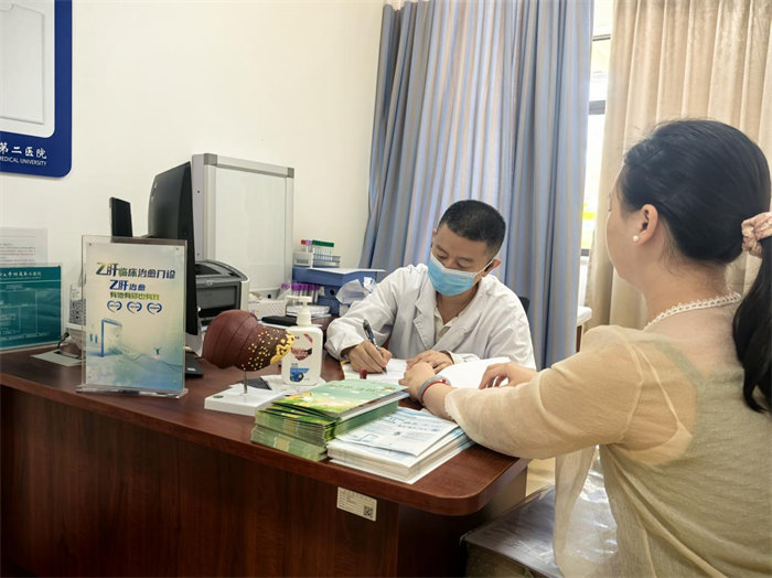 蔡大川主任醫師在乙肝臨床治愈門診出診。重醫附二院供圖