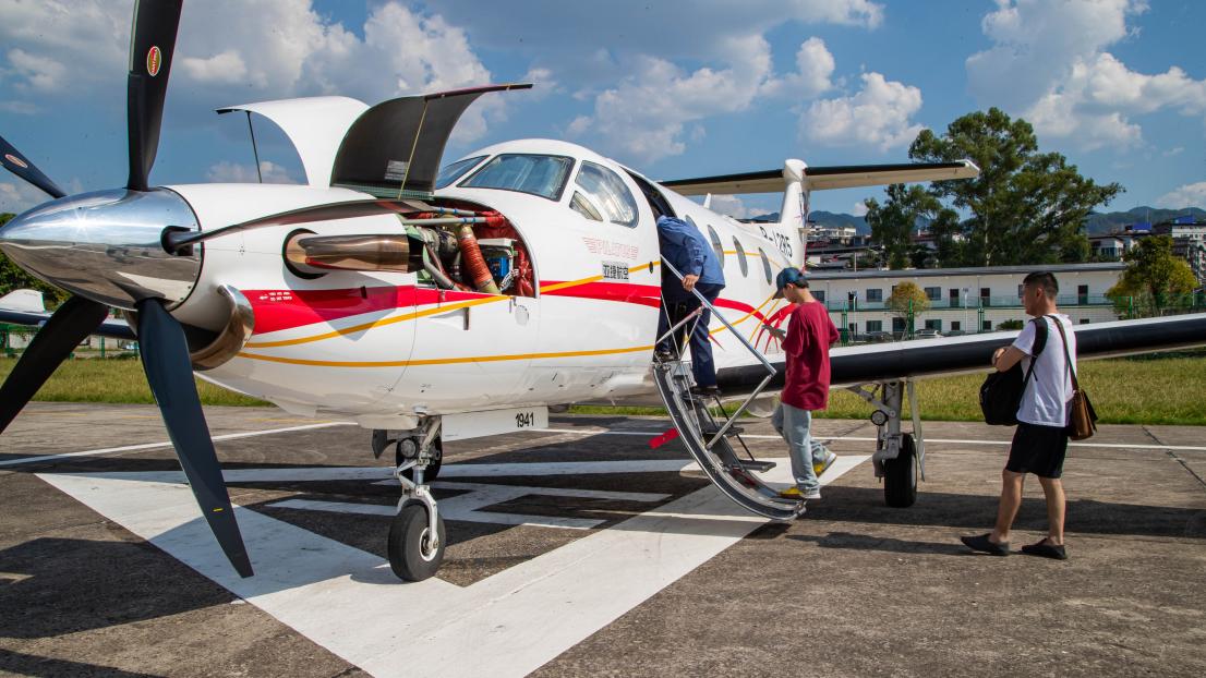乘客從梁平區返航黔江區。黃亞輝攝