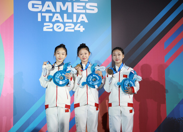 七中學子王安琪（中）奪冠。學校供圖