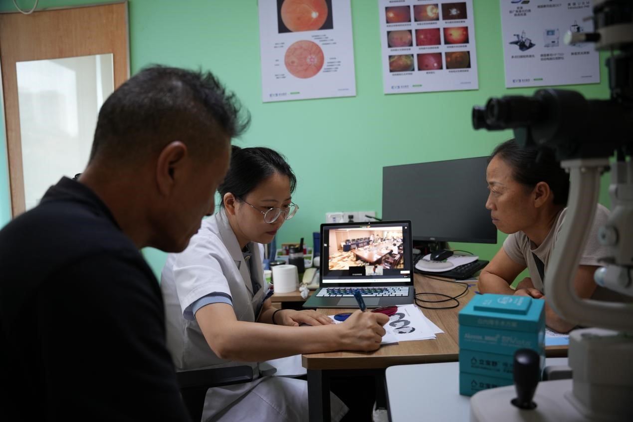 會診現場。重慶愛爾眼科醫院總院供圖
