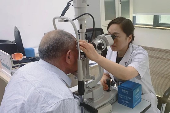 李琳為患者檢查眼部情況。重慶華廈眼科醫院供圖