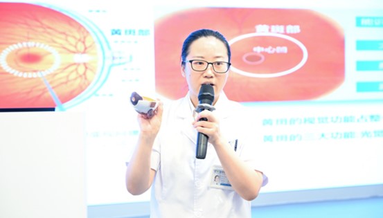艾玲講解眼底病發生的部位。重慶南坪愛爾眼科醫院