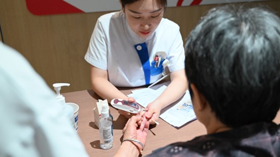 護士為老年患者測血糖。重慶南坪愛爾眼科醫院供圖