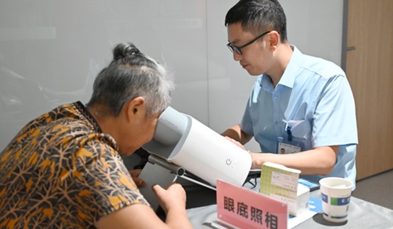 老年患者做眼底照相檢查。重慶南坪愛爾眼科醫院供圖