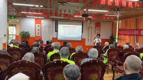 謝恩莉講解現場。重慶圣佑肛腸醫院供圖