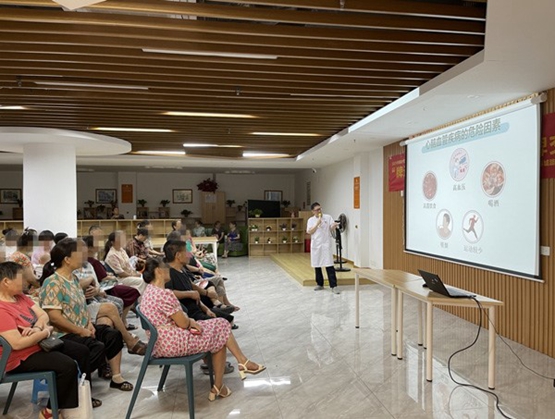 喻川講解現場。重慶圣佑肛腸醫院供圖