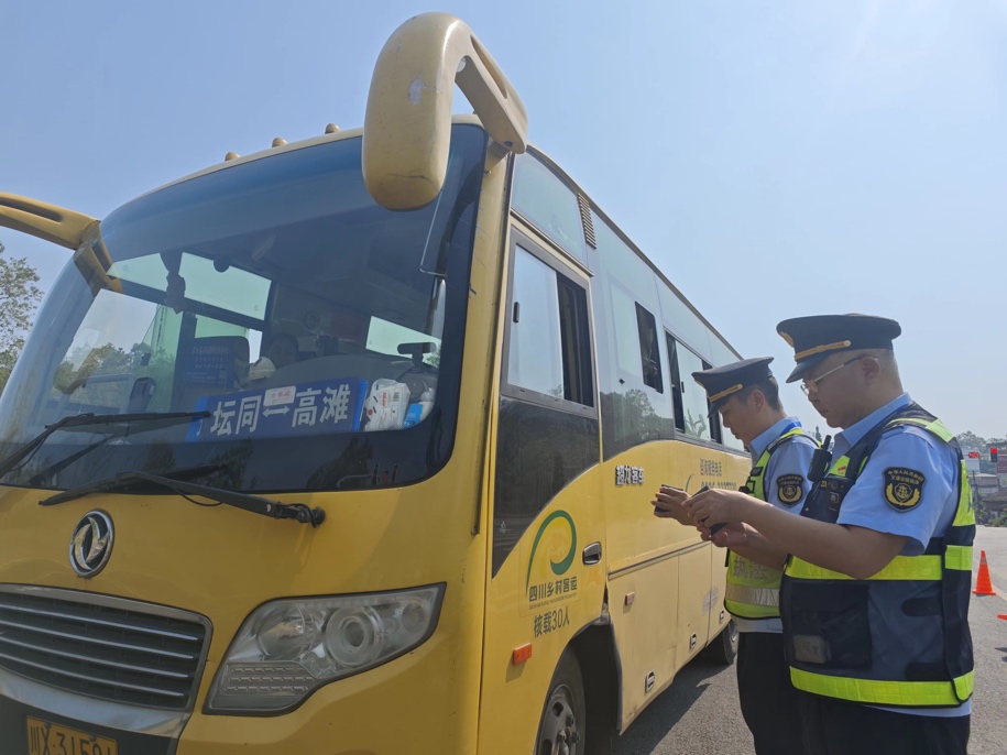 交通執法人員開展執法檢查。重慶交通運輸執法總是直屬支隊供圖