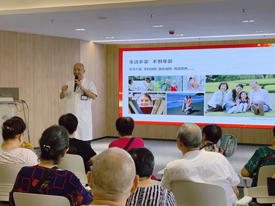陳伯凡科普老年眼病知識。重慶普瑞眼科醫院供圖