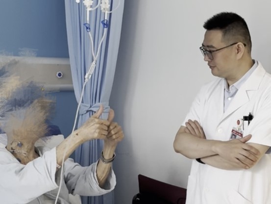 醫生查房中。重慶松山醫院供圖