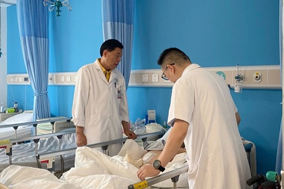 醫生查房中。重慶松山醫院供圖