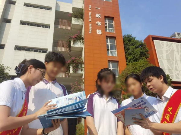 交行重慶市分行送金融知識進校園。交行重慶市分行供圖