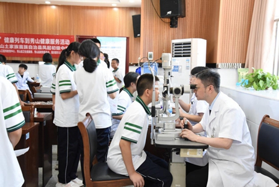 眼健康義診活動現場。重慶愛爾兒童眼科醫院供圖