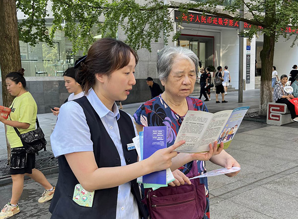 為老年群體一對一講解金融知識。漢口銀行重慶分行供圖