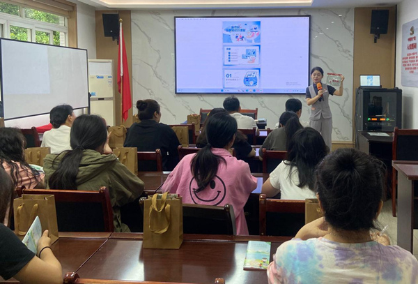 開展金融消保課堂。招商銀行重慶分行供圖