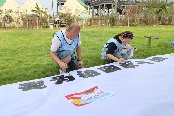 員工用畫筆繪出“我為祖國獻石油”以此來表達自己對祖國能源事業的忠誠。西南物探分公司供圖