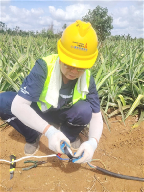 工作人員正在搶修線路。重慶鐵塔供圖