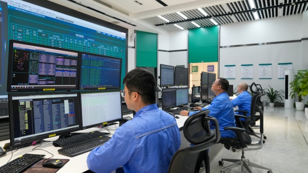 工作人員在監控大廳當值。國網重慶超高壓公司供圖