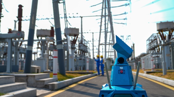 巡檢機器人參與巡視任務。國網重慶超高壓公司供圖