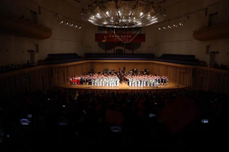 全體演員高聲齊唱《歌唱祖國》。重慶大學城樹人教育集團供圖